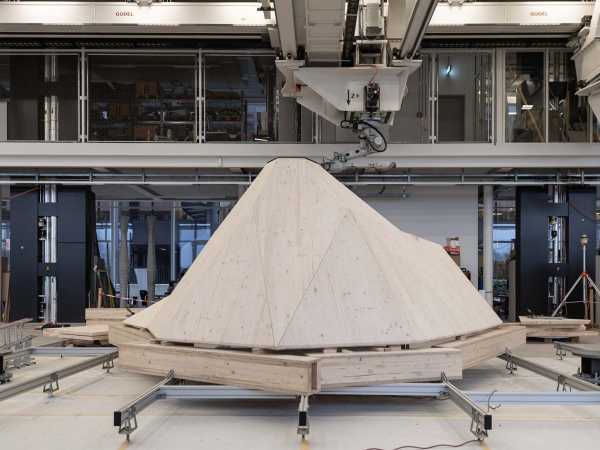 Ein einzelnes, zusammengesetztes Schalensegment der Skulptur.