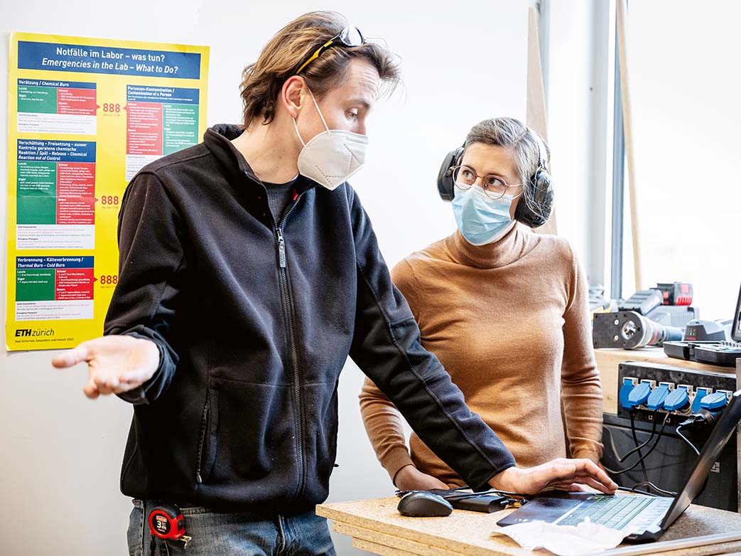 Matthew Gordon und Catherine De Wolf studieren den digitalen Konstruktionsplan