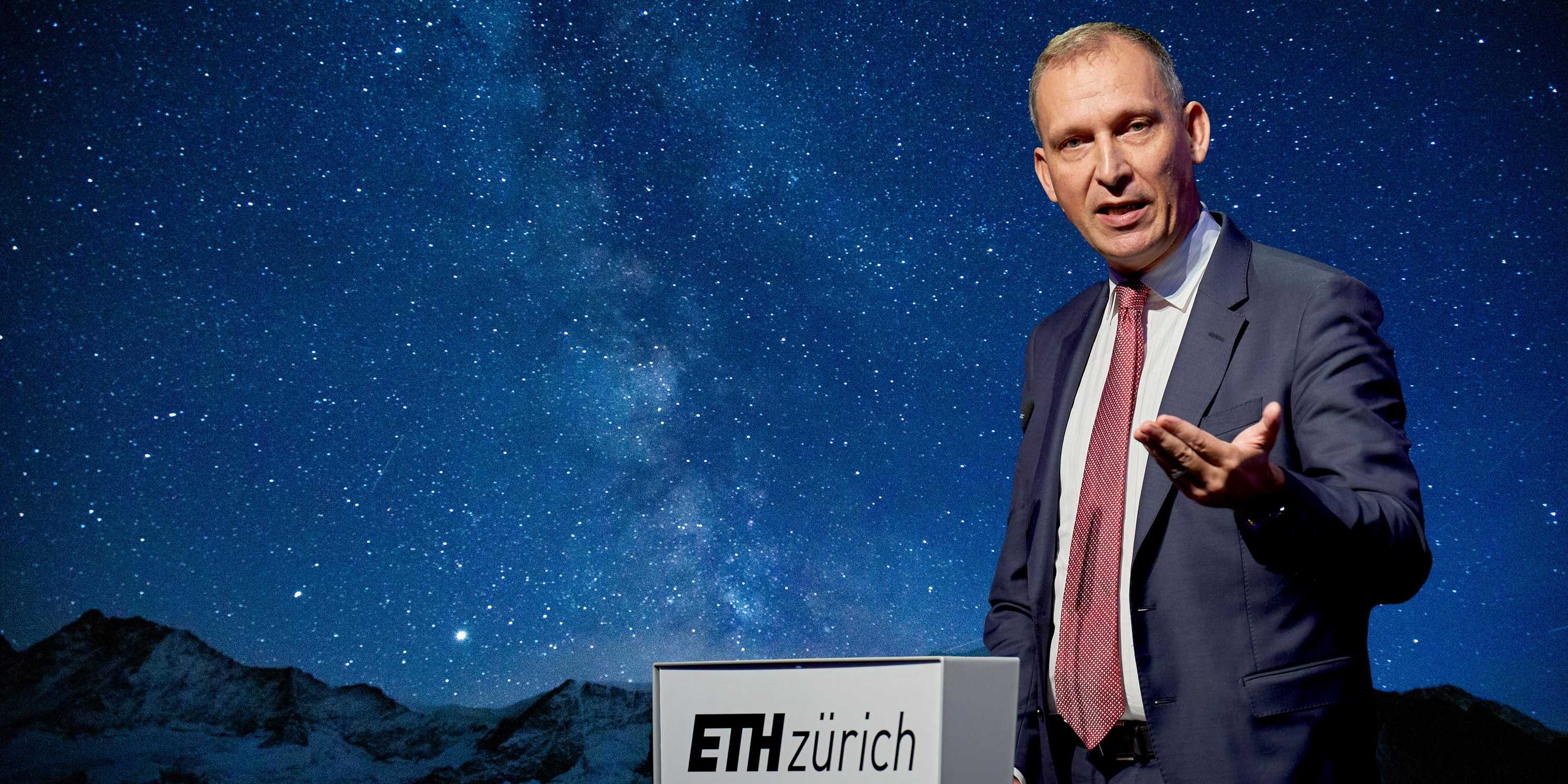 Thomas Zurbuchen hält einen Vortrag.
