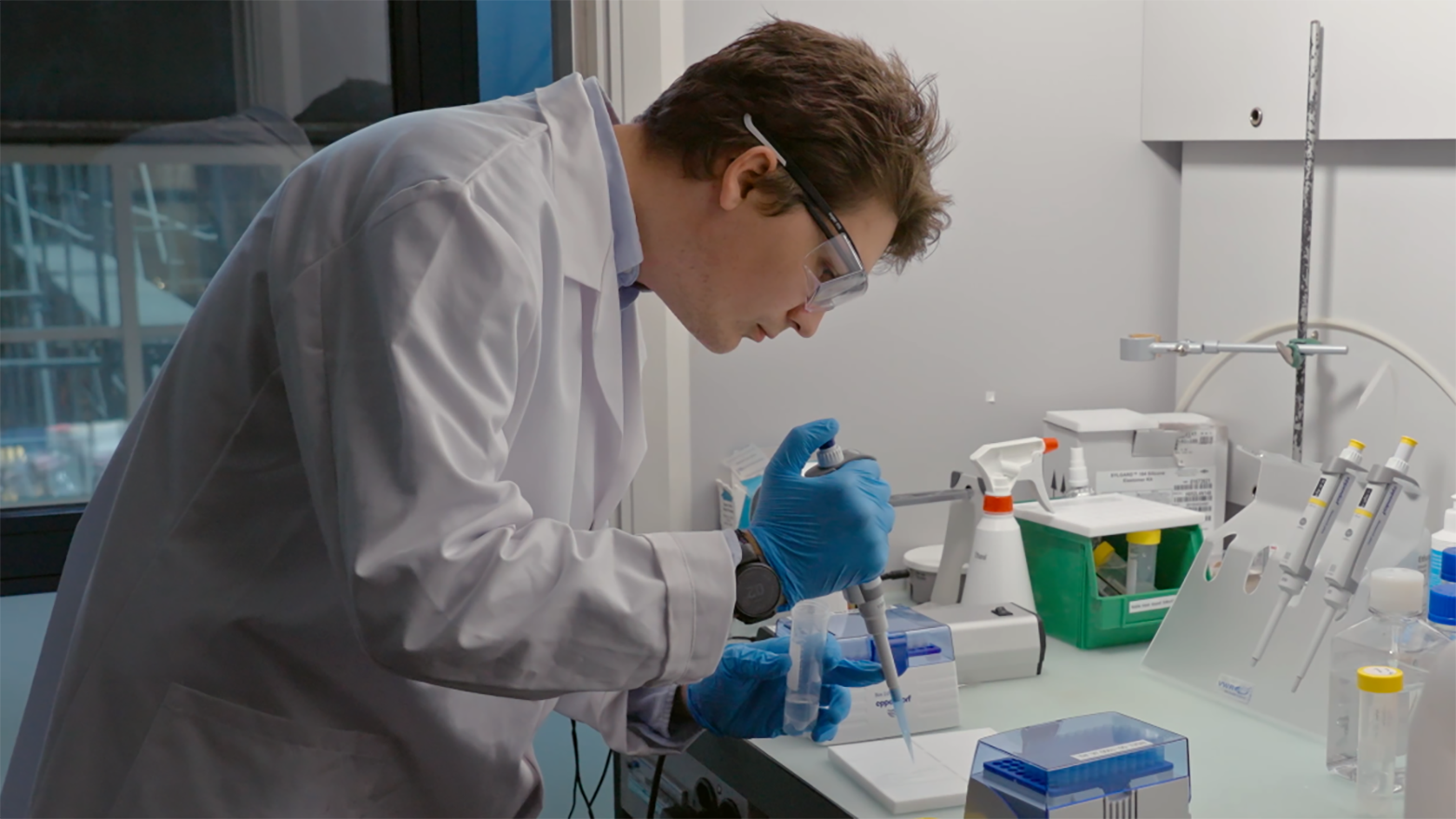 Alexandre Anthis bei der Arbeit im Labor.
