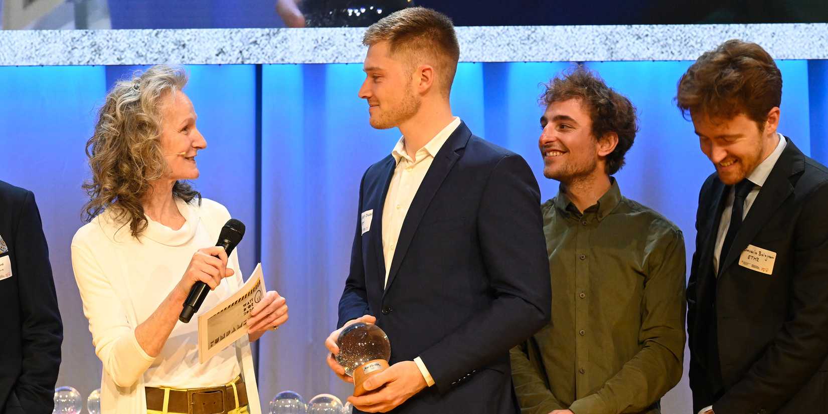 Lukas Ortman mit dem Watt d'Or Preis in der Hand.