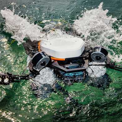 Tauchroboter im Wasser