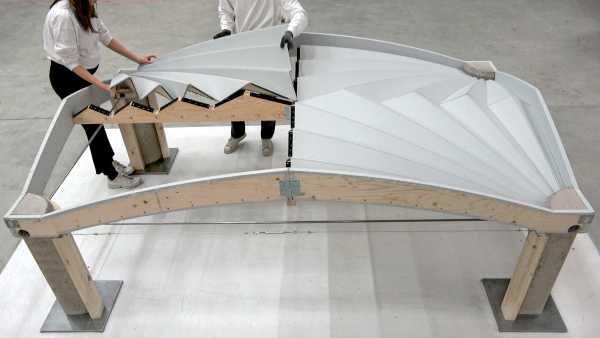 Die vier Fächer werden zur Schalung über einem Bogen aus Holz zusammengefügt