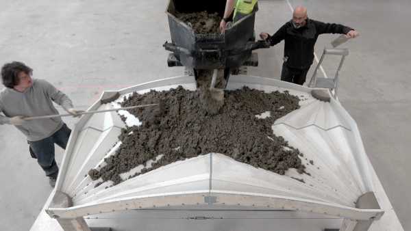 Der Beton wird auf die Schalung aufgetragen und verteilt
