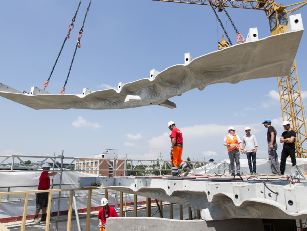 The Smart Slab segments being placed piece by piece on the 12cm wide mesh mould wall. (Photograph: ETH Zurich / Tom Mundy)