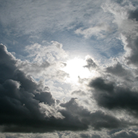 Himmel mit Sonne und Wolken