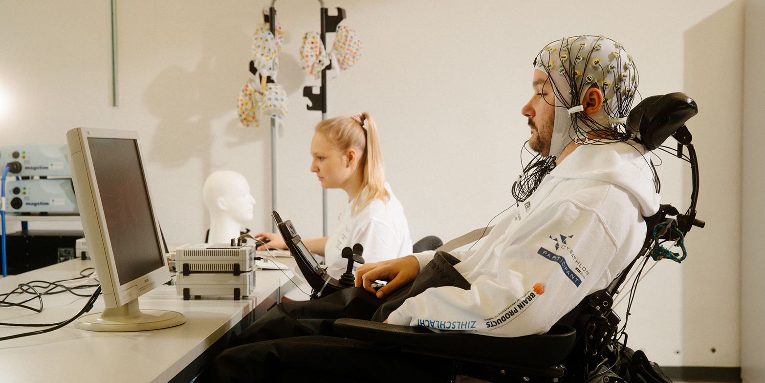 Samuel Kunz in front of a computer, wearing an EEG