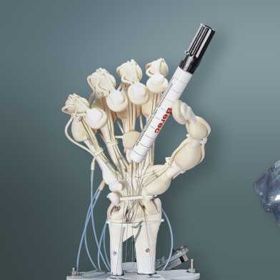 Two hands printed by a 3D-printer. The left one holds an Eding-Pen.
