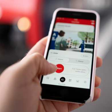 Smartphone in one hand, when using the Easyride function of the SBB app
